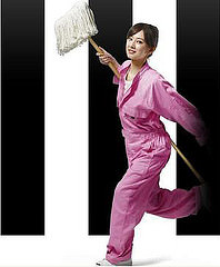 Cô gái quét dọn